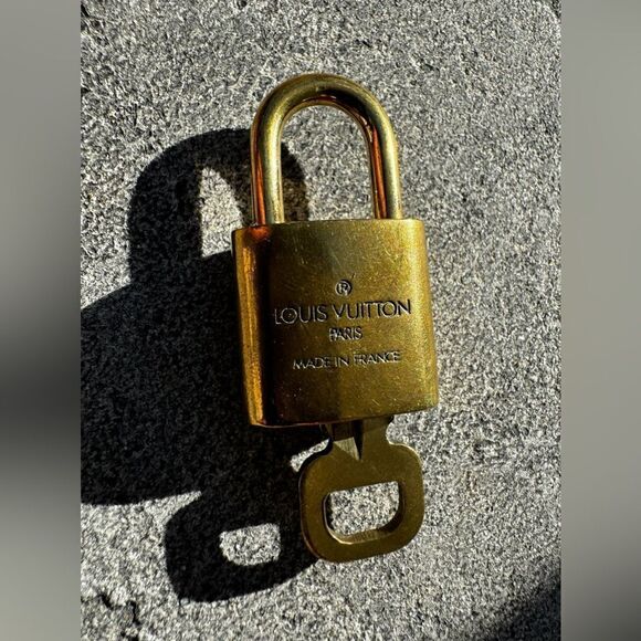 AUTHENTIC LOUIS VUITTON PADLOCK AND KEY - Picture 3 of 6